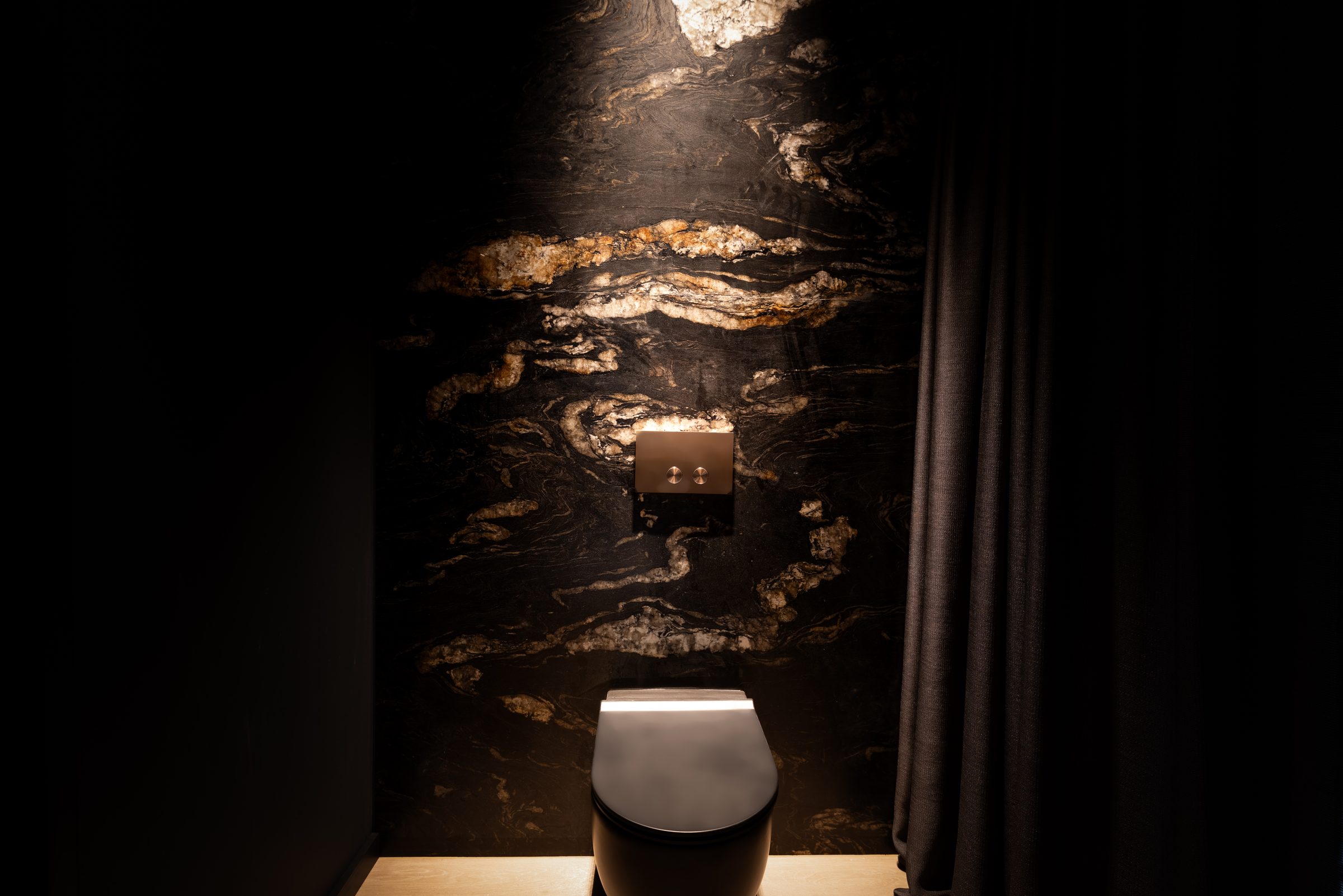 Gäste-WC in Naturstein