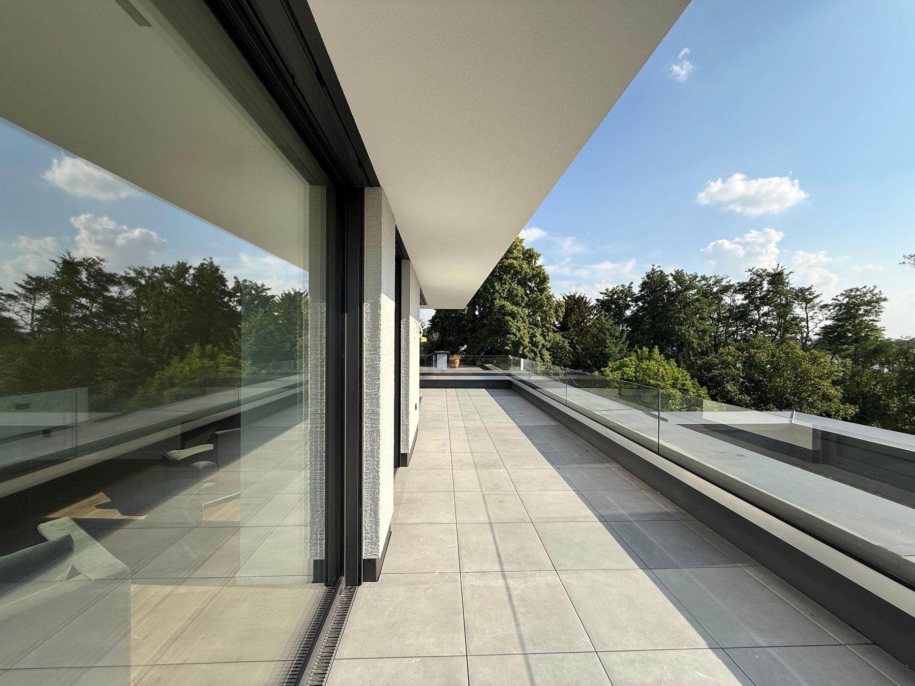 Rooftop-Terrasse mit Rheinblick